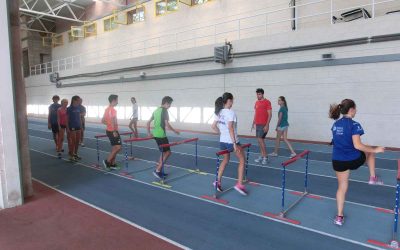 Fotos martes mañana. Empezamos con el salto de altura y las vallas.